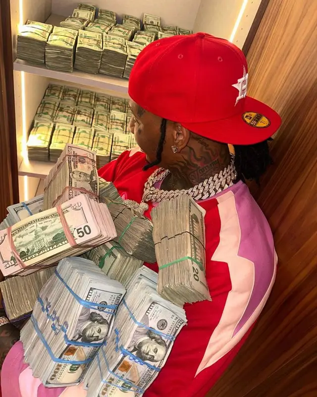 Moneybagg Yo outfit in Gallery Dept., Nike, and New Era, 2023