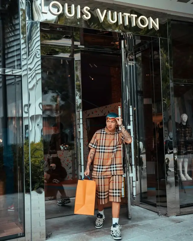 Blessd outfit in Burberry, Oakley, and Supreme, 2023