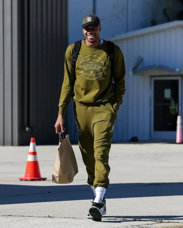 Giannis Antetokounmpo outfit in Nike and Milwaukee Bucks, 2023