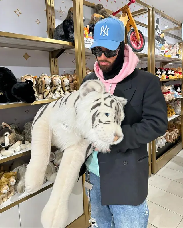 Maluma outfit in Palm Angels, Dior, and New Era, 2023