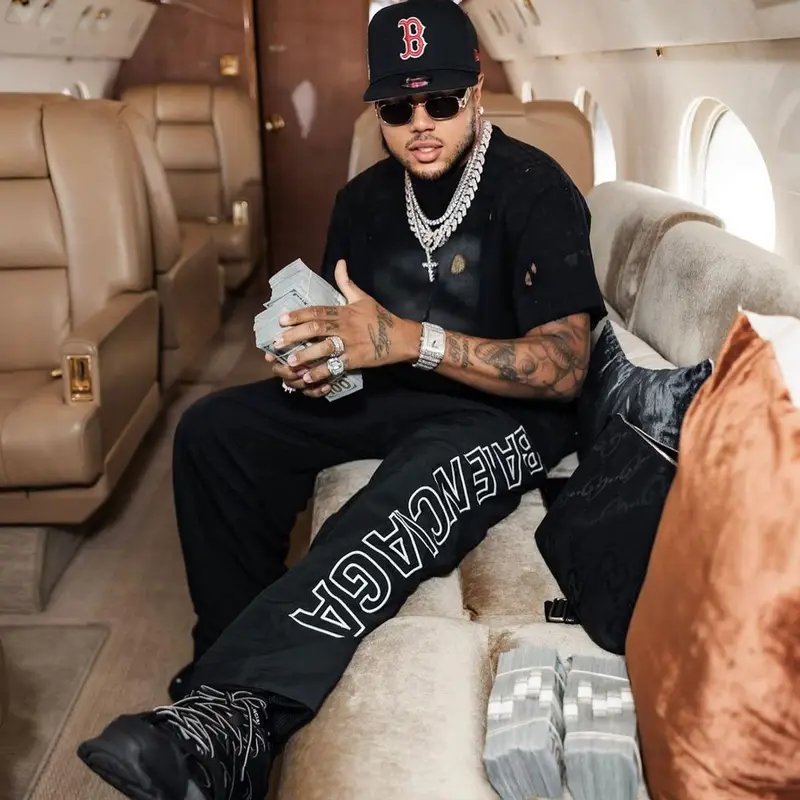 Mazi Vs outfit in Balenciaga, Gucci, and New Era, 2023