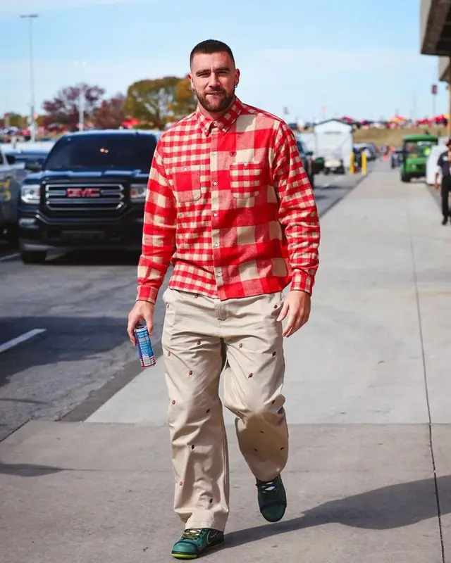 Travis Kelce outfit in Ice Cream and Nike, 2023