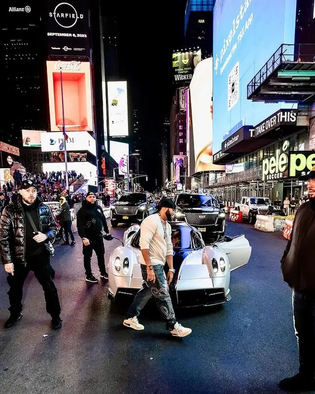 El Alfa El Jefe outfit in Louis Vuitton, Givenchy, and Nike, 2023