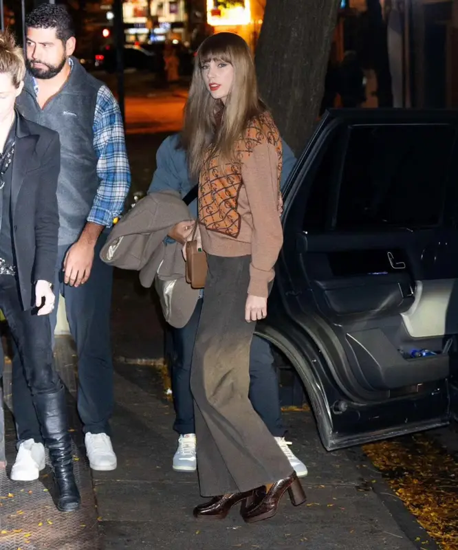 Taylor Swift outfit in Gant, The Row, and Mansur Gavriel, 2023