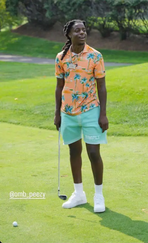 OMB Peezy outfit in Simply 100, 2023