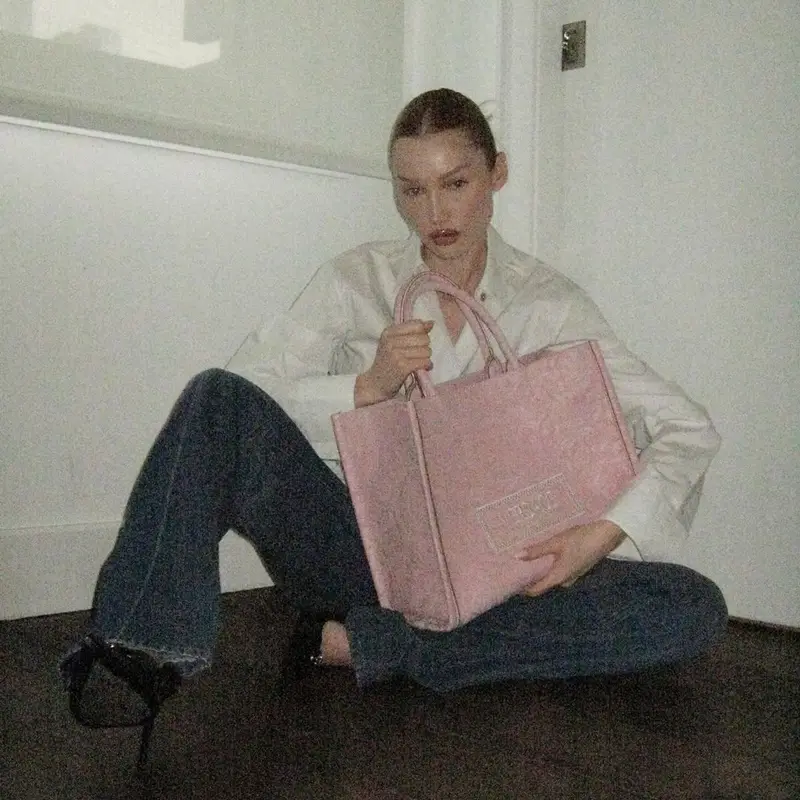 Meredith Duxbury outfit in Versace, 2023