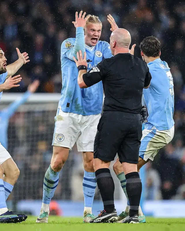Erling Haaland outfit in Manchester City Merch and Nike, 2023