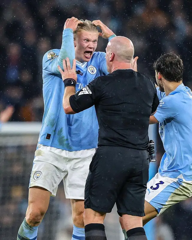 Erling Haaland outfit in Manchester City Merch and Nike, 2023