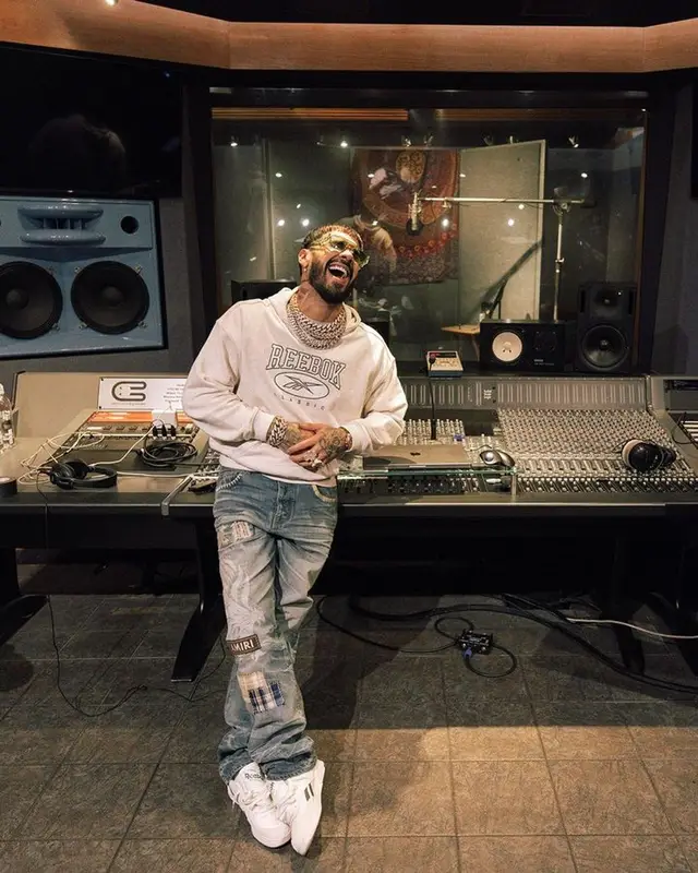 Anuel AA outfit in Reebok, Amiri, and Versace, 2023