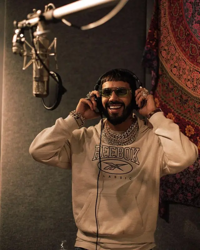 Anuel AA outfit in Reebok, Amiri, and Versace, 2023