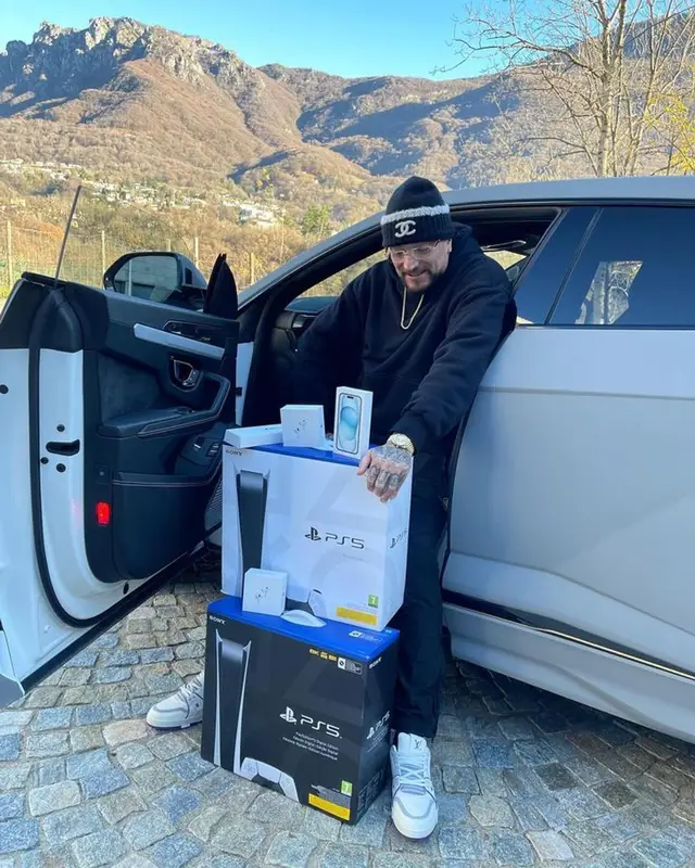 Gue outfit in Stone Island, Cartier, and Chanel, 2023