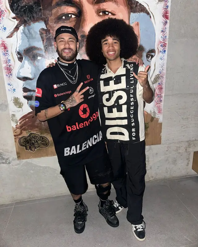Neymar outfit in Balenciaga, Louis Vuitton, and Supreme, 2023