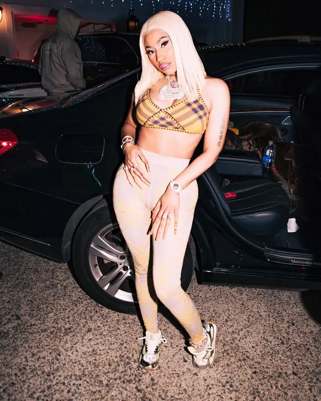Nicki Minaj outfit in Burberry and Bottega Veneta, 2023