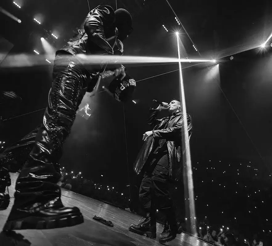 Sfera Ebbasta outfit in Emptiness, 2022
