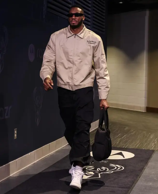 Thanasis Antetokounmpo outfit in Do Not Disturb., 2024