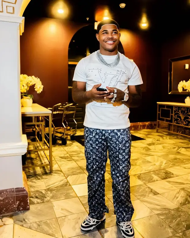 D Sturdy outfit in Louis Vuitton, 2024