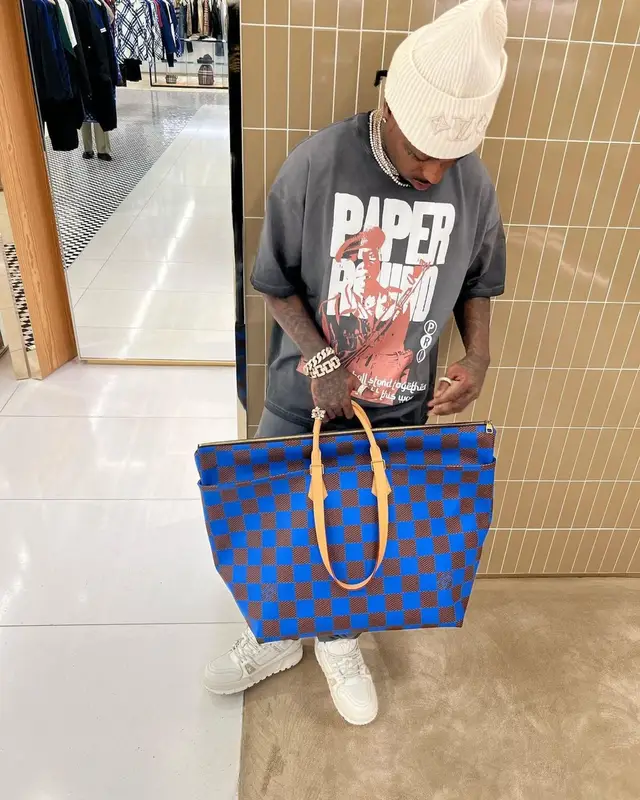 Sauce Walka outfit in Paper Round, 2024