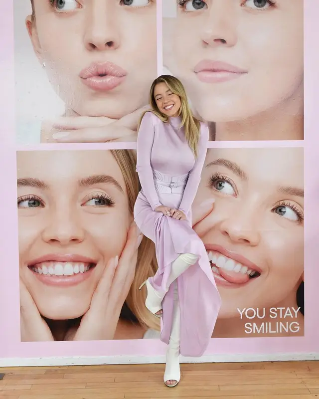 Sydney Sweeney outfit in Alaïa, Jennifer Zeuner, and Tom Ford, 2024