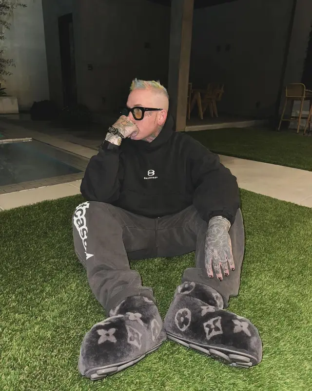 Blackbear outfit in Balenciaga, Basketcase, and Ray-Ban, 2024