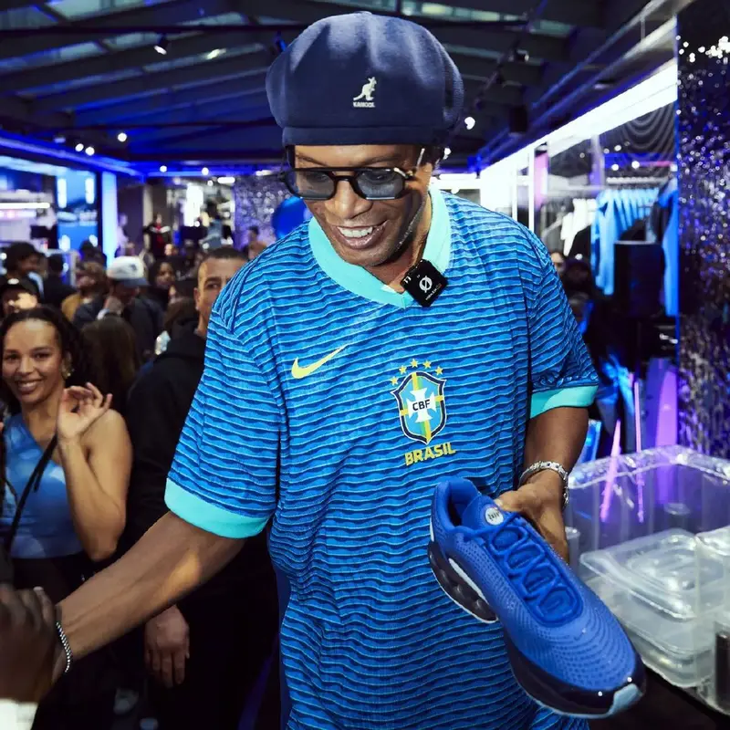 Ronaldinho outfit in Nike and Kangol, 2024
