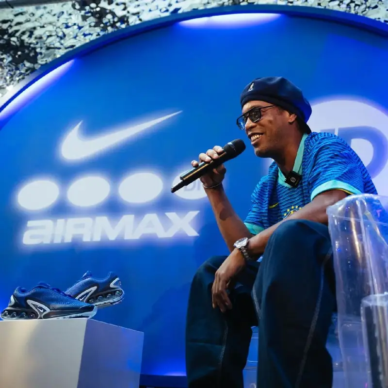 Ronaldinho outfit in Nike and Kangol, 2024