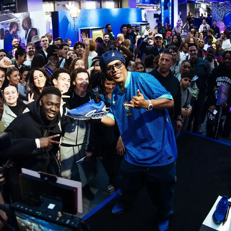 Ronaldinho outfit in Nike and Kangol, 2024