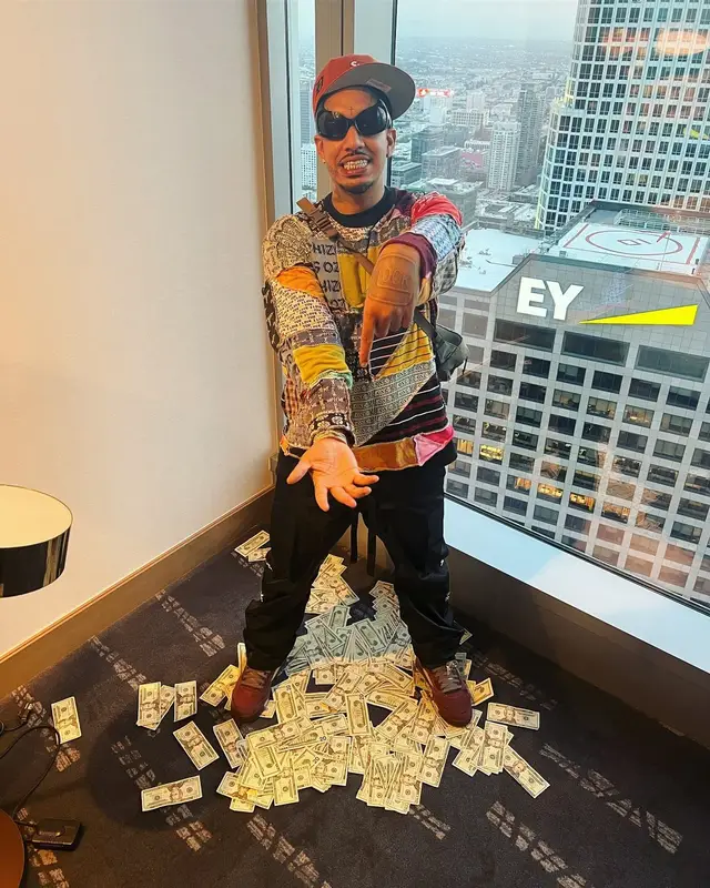Fenix Flexin outfit in Balenciaga, Supreme, and New Era, 2024