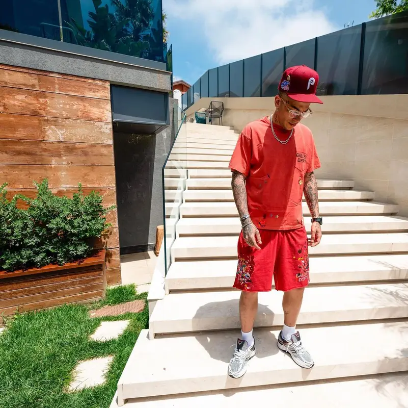Sfera Ebbasta outfit in Gallery Dept. and Saucony, 2024