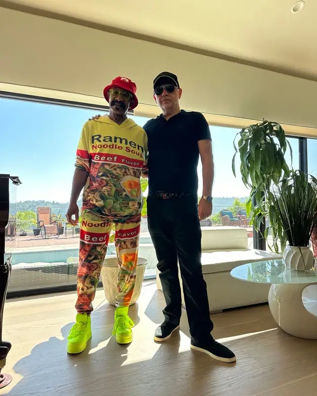 Dennis Graham outfit in Amazon, 2024