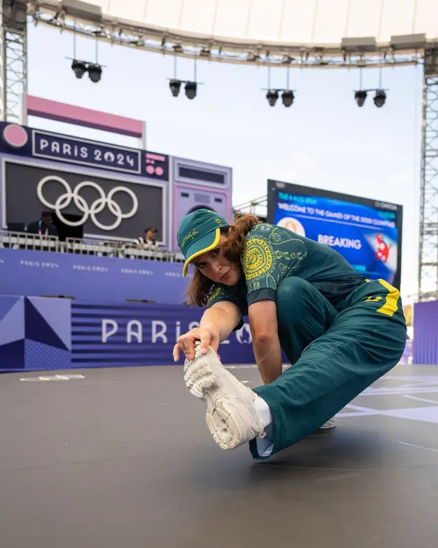 Rachael Gunn outfit in New Balance and Asics, 2024