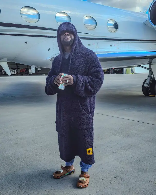 Kevin Hart outfit in Big Blanket Co and Crocs, 2024