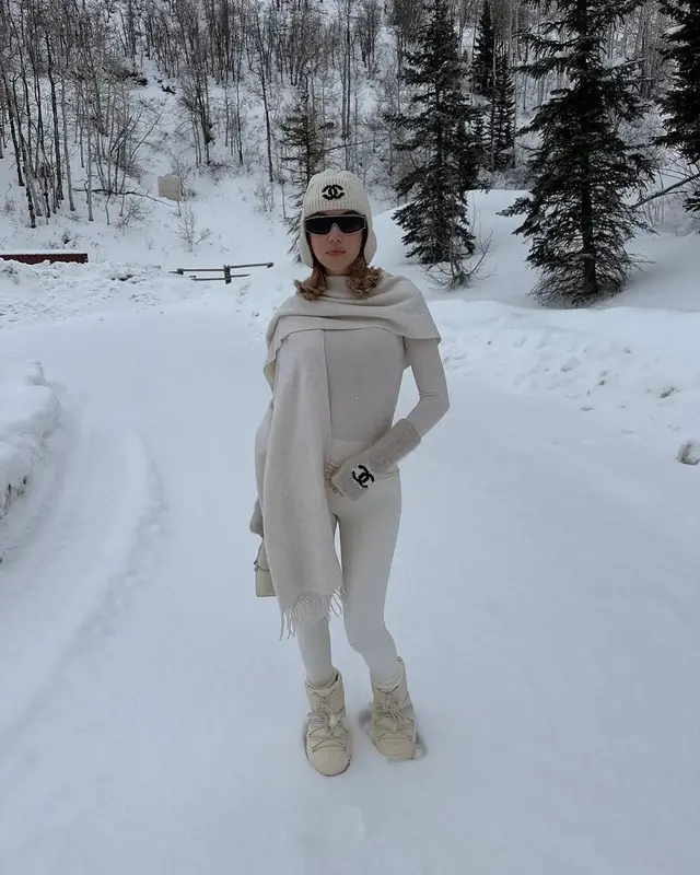 Sarah Snyder outfit in Moon Boot and Chanel, 2025