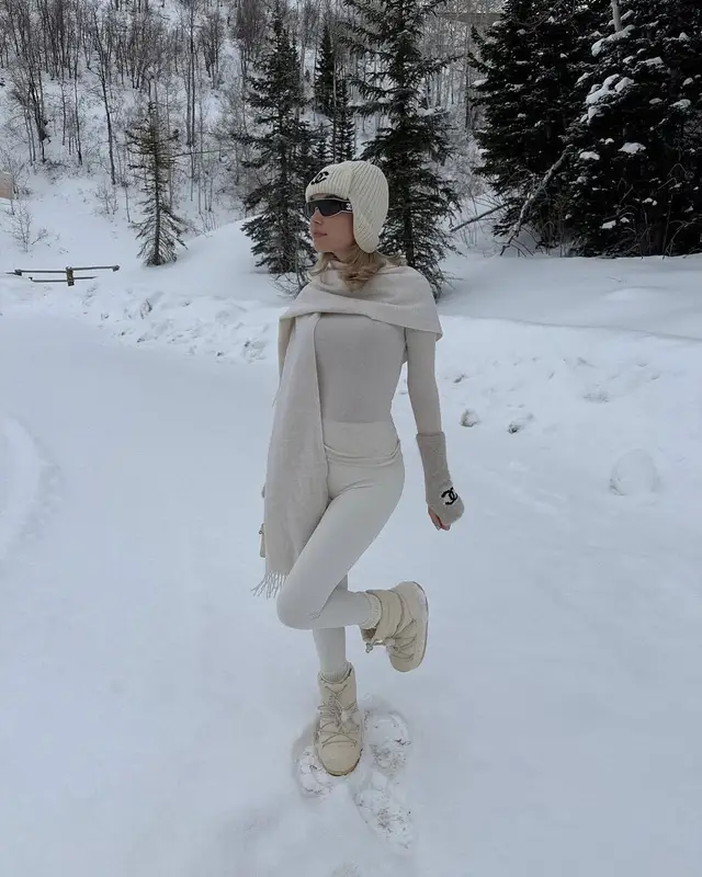 Sarah Snyder outfit in Moon Boot and Chanel, 2025