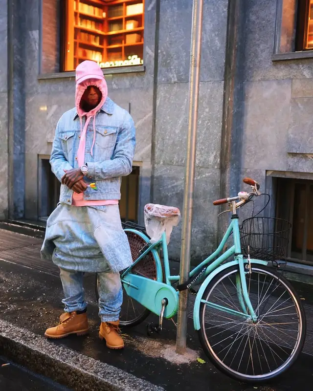 NLE Choppa outfit in Versace and Timberland, 2025