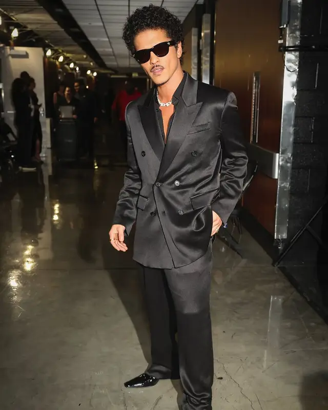 Bruno Mars outfit in Saint Laurent and Bottega Veneta, 2025