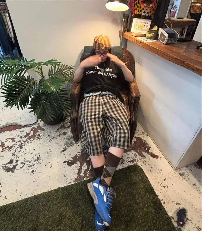 Billie Eilish outfit in Comme Des Garcons, Supreme, and New Era, 2025