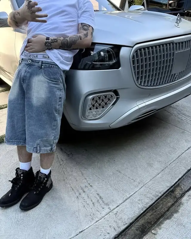 Yeat outfit in Hanes, Kreate, and Thug Club, 2025