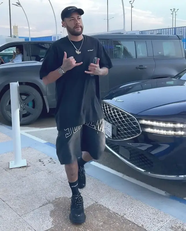 Neymar outfit in Off-White, Balenciaga, and Supreme, 2025