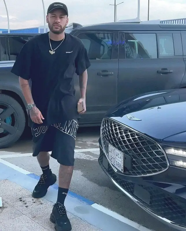 Neymar outfit in Off-White, Balenciaga, and Supreme, 2025