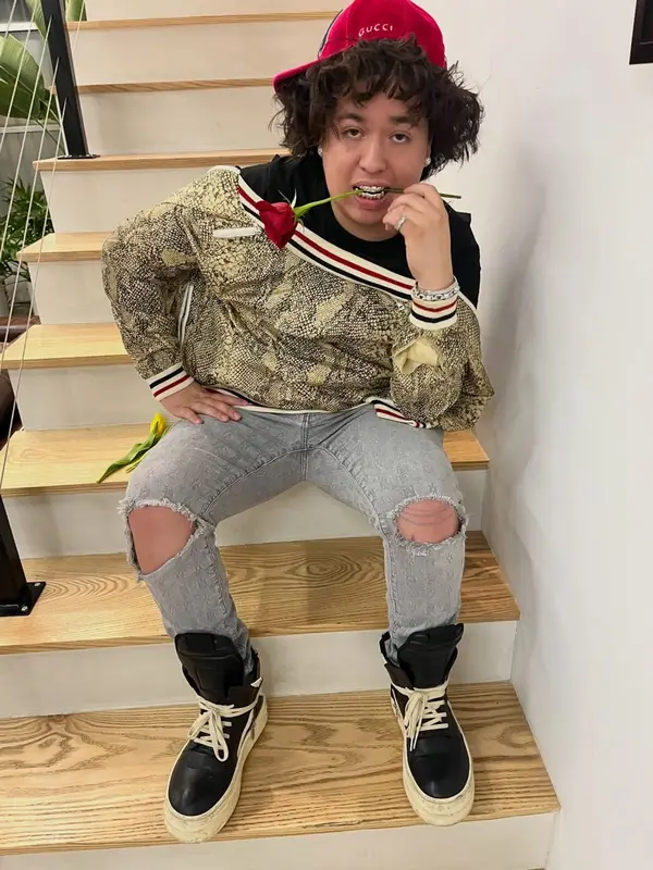 2Slimey outfit in Dior, Gucci, and New York Yankees, 2026