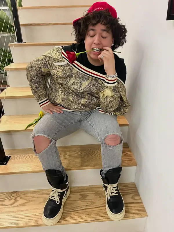 2Slimey outfit in Dior, Gucci, and New York Yankees, 2026