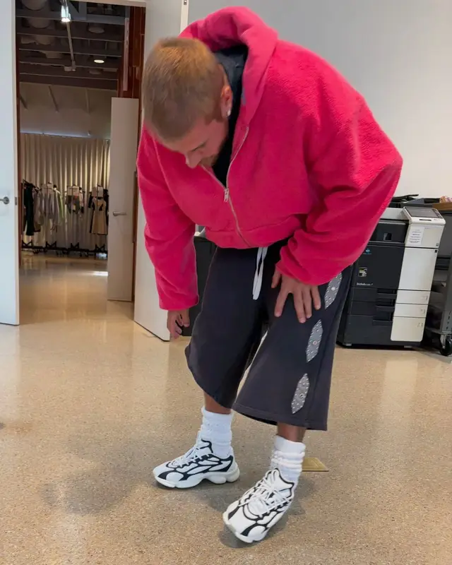 Justin Bieber outfit in Skylrk and Azva Studios, 2026