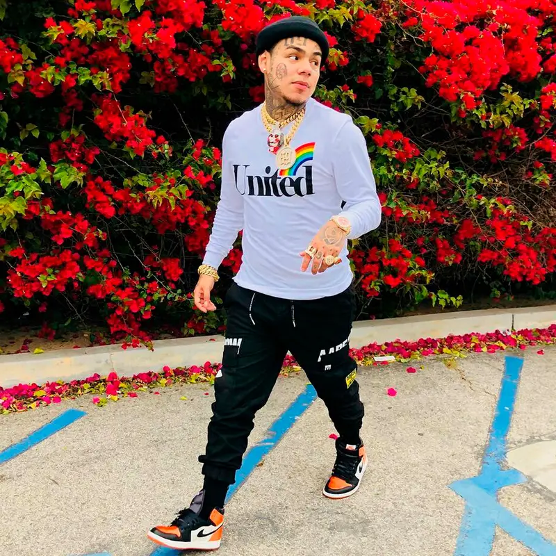 6ix9ine outfit in H&M, Aape, and Nike, 2019