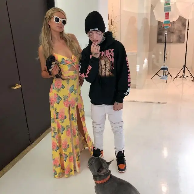 Lil Xan outfit in Urban Outfitters, Guess, and Onsomeshit, 2018