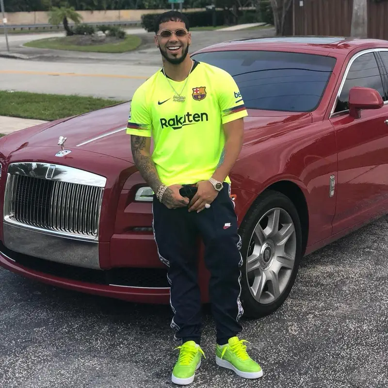 Anuel AA outfit in Nike and Ray-Ban, 2019