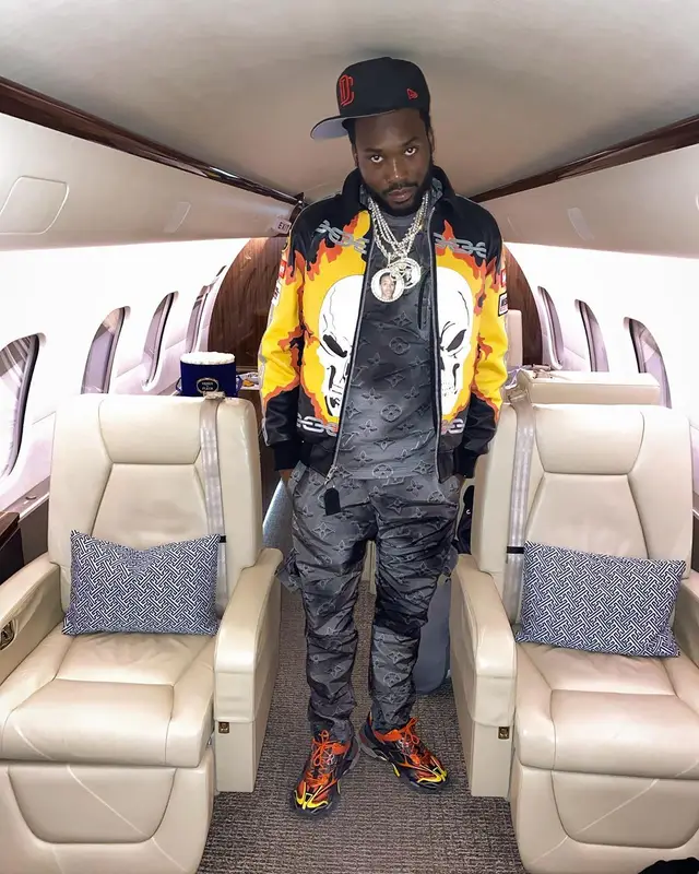 Meek Mill outfit in Supreme, New Era, and DC Shoes, 2019