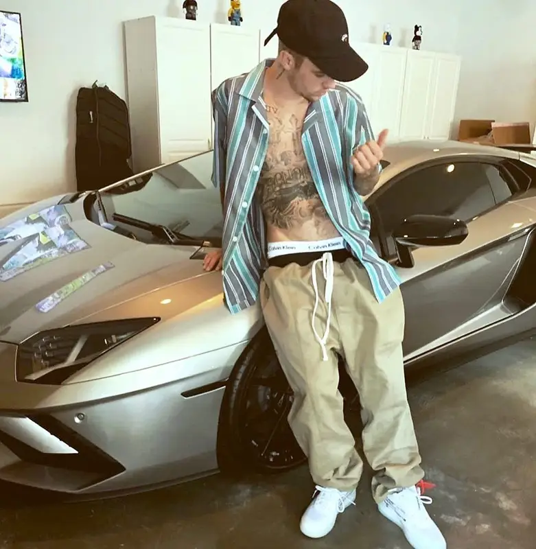 Justin Bieber outfit in Perry Ellis, Noah, and Calvin Klein, 2020