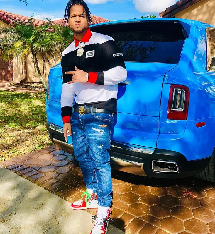El Alfa El Jefe outfit in Burberry, Dsquared2, and Nike, 2020