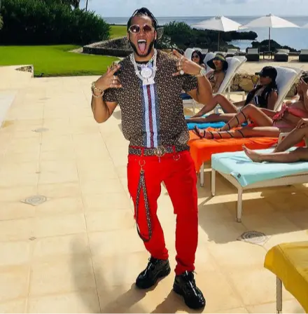 El Alfa El Jefe outfit in Burberry and Dsquared2, 2020