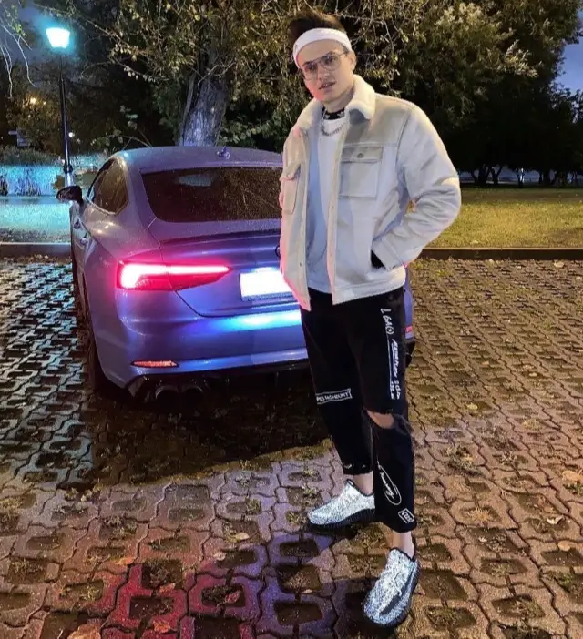 Бустер outfit in Bershka, Yeezy, and Adidas, 2020